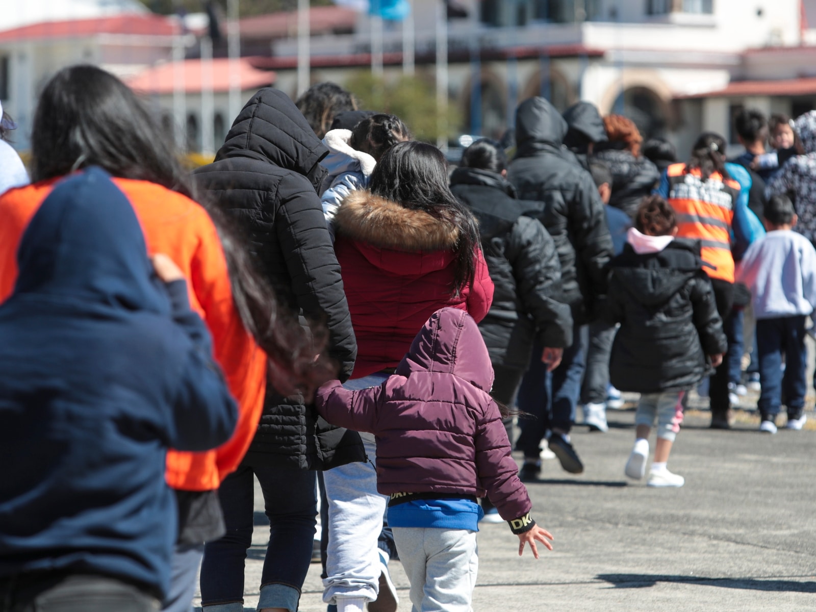 Familias de espaldas caminando
