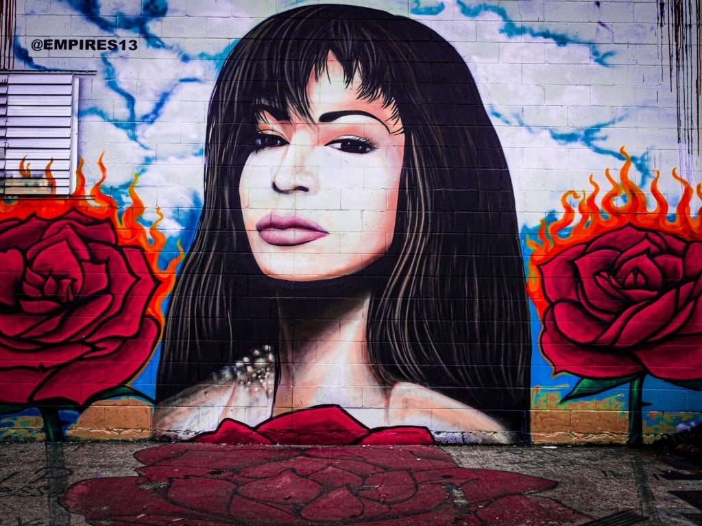 Mural donde aparece la cantante Selena Quintanilla en el centro de Houston, Texas.