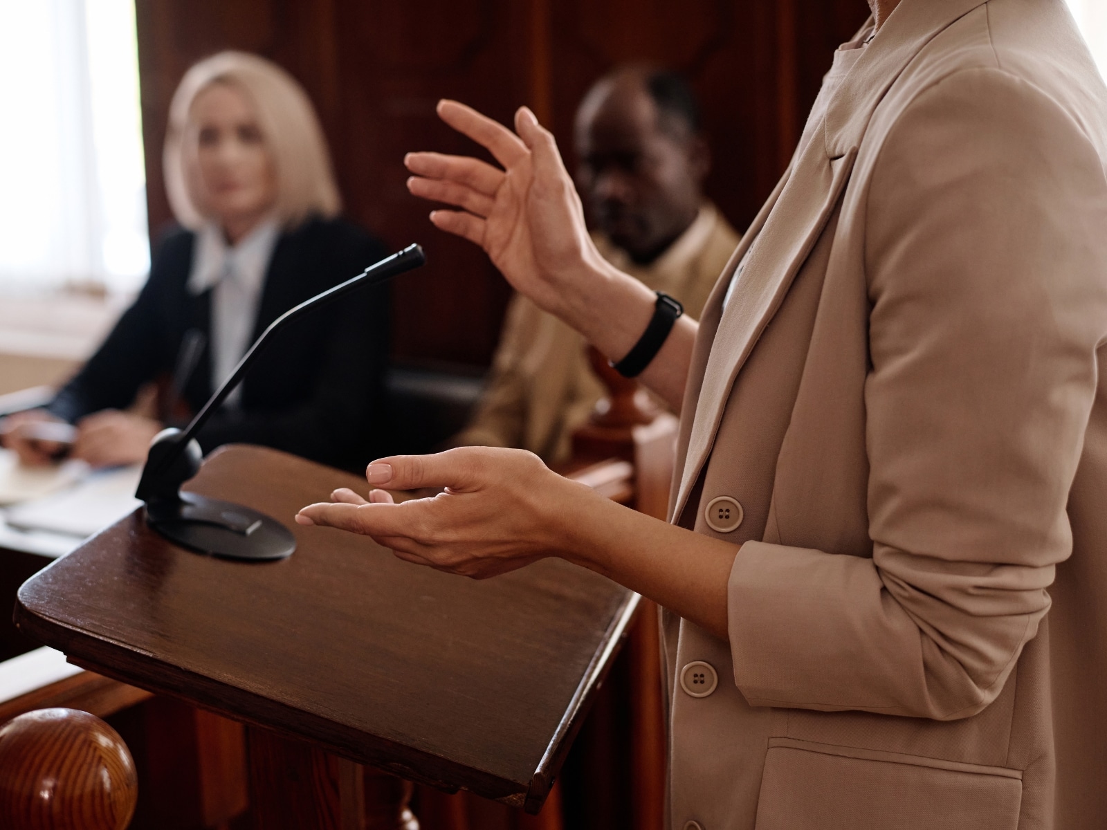 Persona declarando en audiencia en una corte de inmigración.