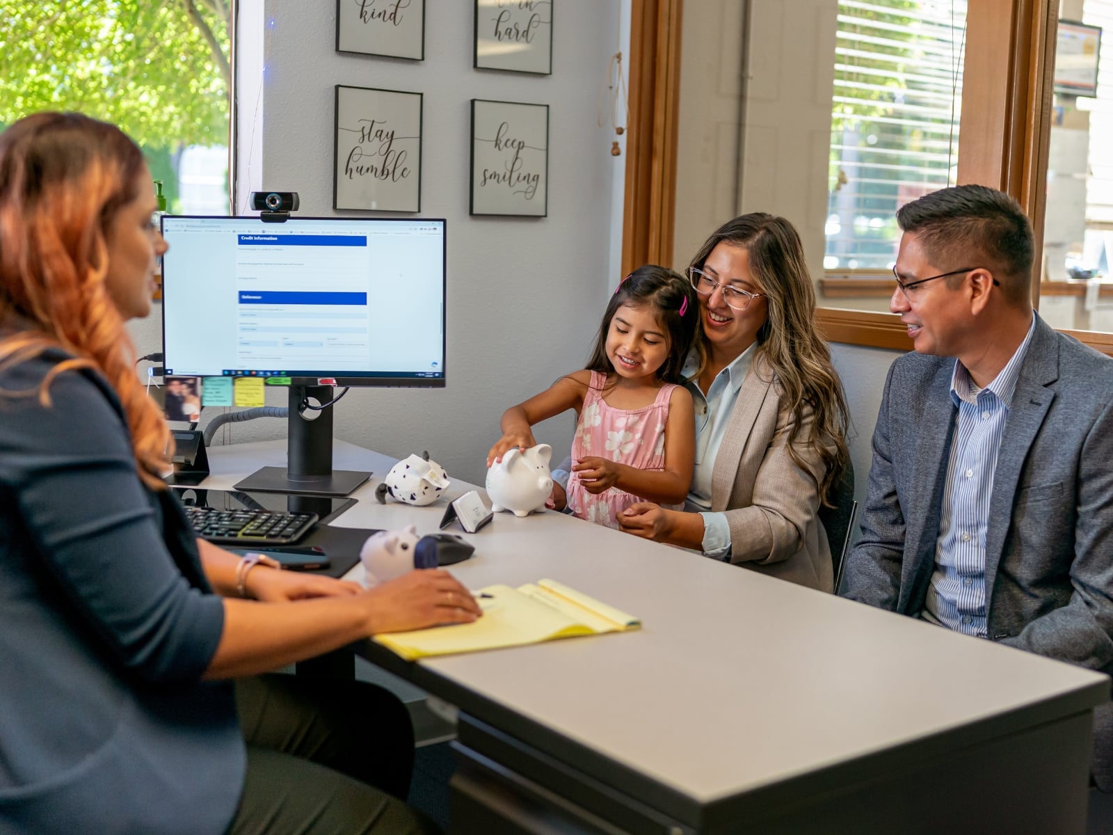 Personal del banco atendiendo a familia