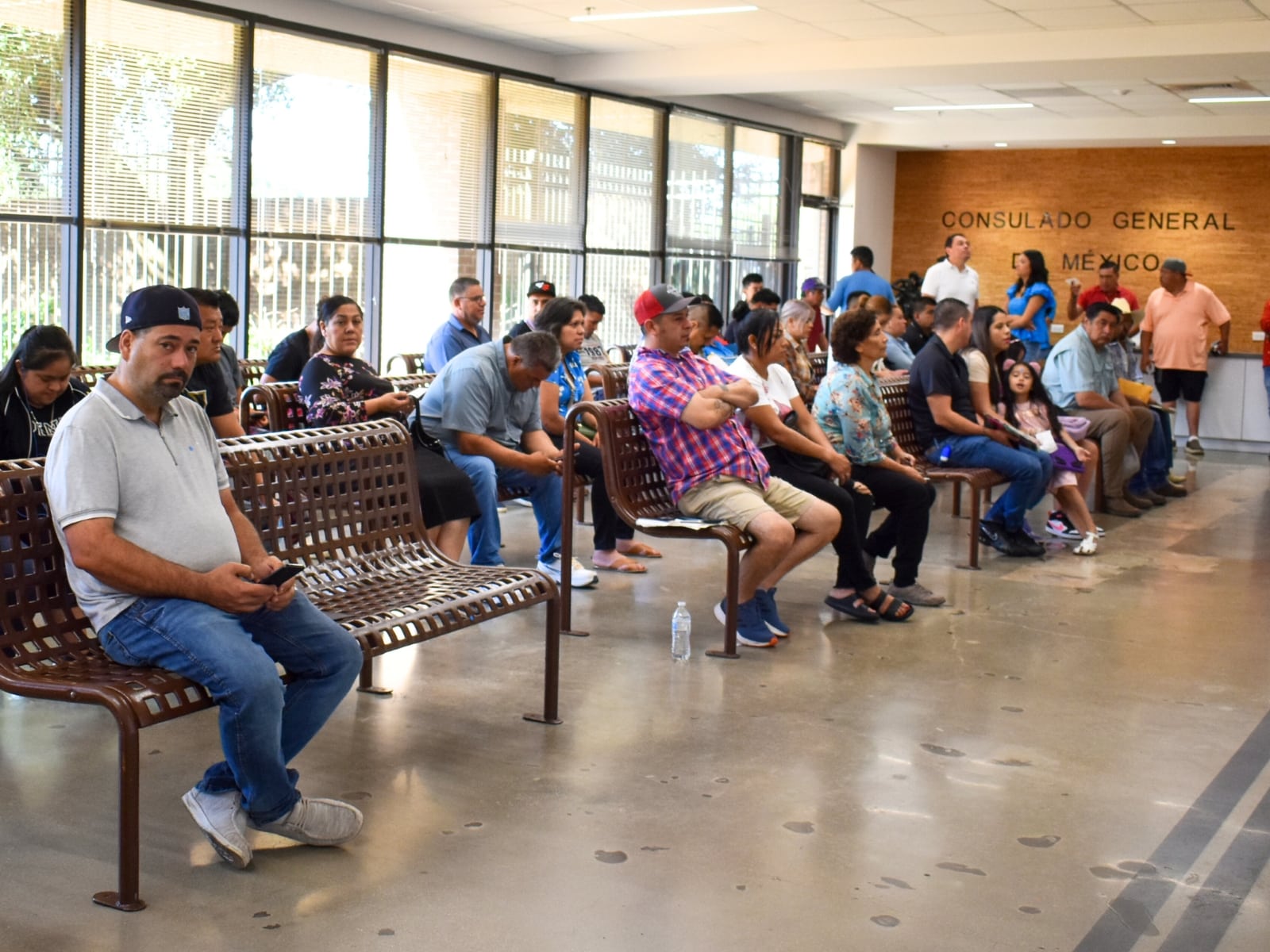 Sala de espera del Consulado General de México en Houston, Texas