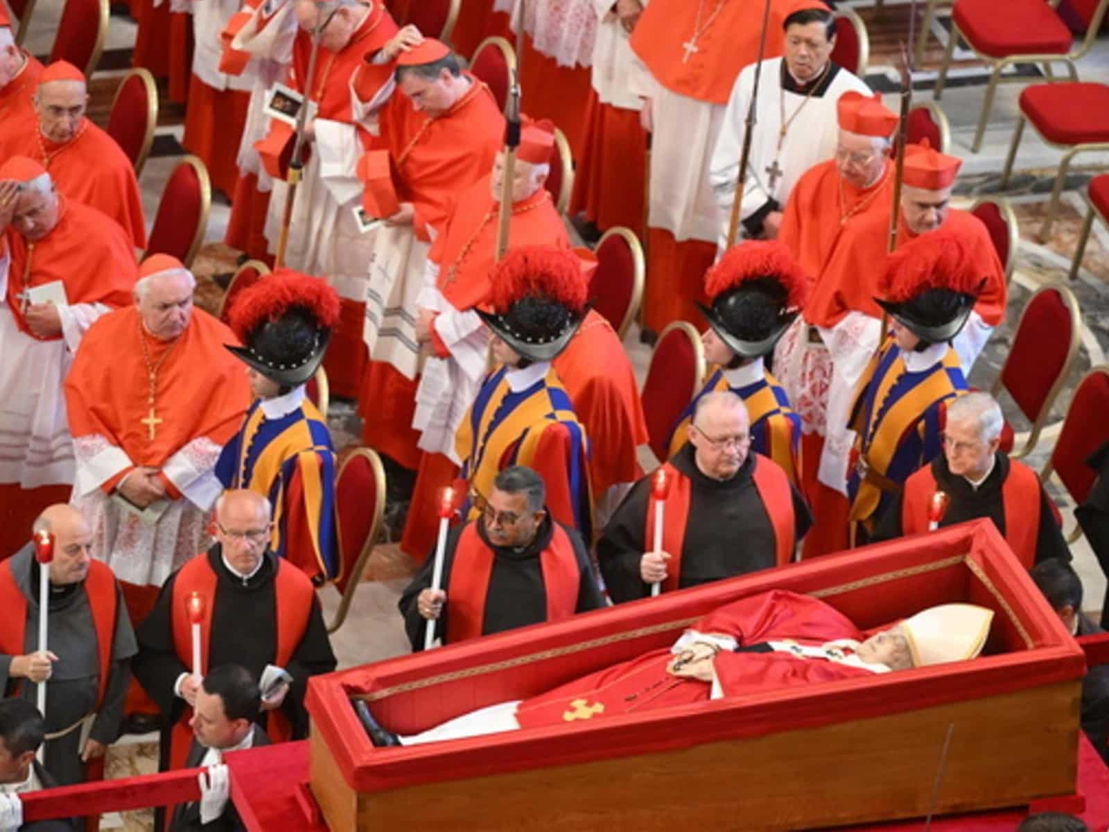 El cuerpo del papa Francisco se encuentra en la Basílica de San Pedro, en el Vaticano, 23 de abril del 2025