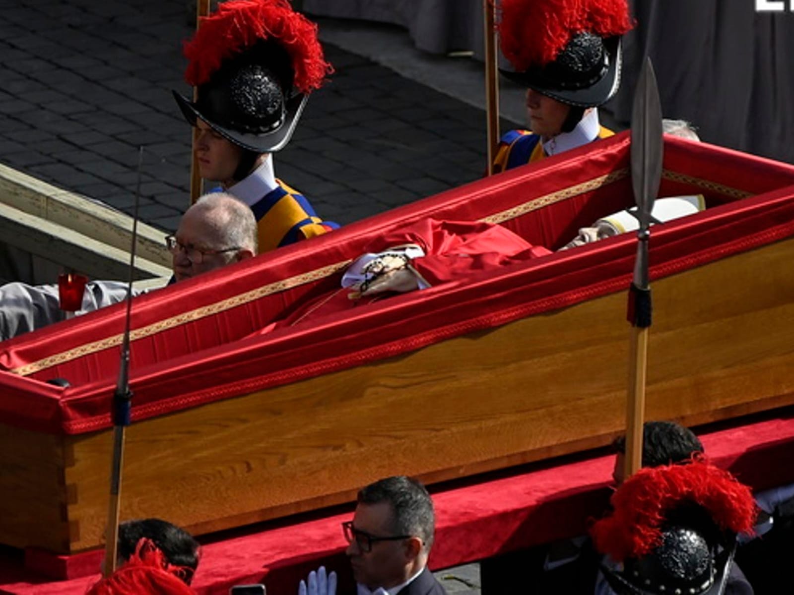 Fieles cargan el ataúd del papa Francisco dentro de la Basílica de San Pedro en el Vaticano