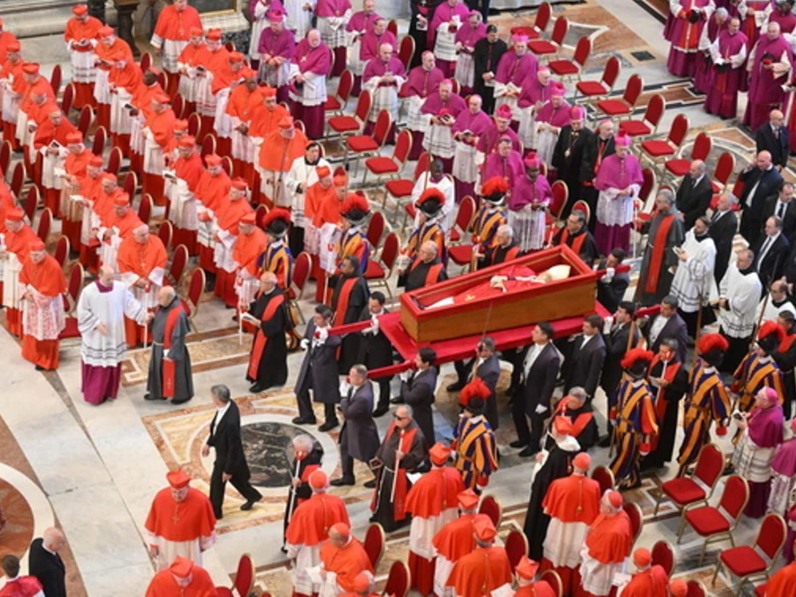 Fieles asisten al velorio del papa Francisco.