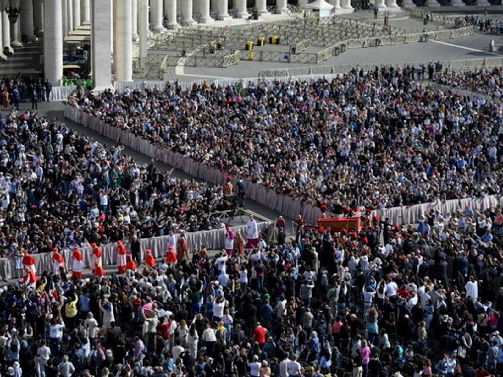 Imagen del Vaticano con miles de personas esperando ver el féretro del papa Francisco.