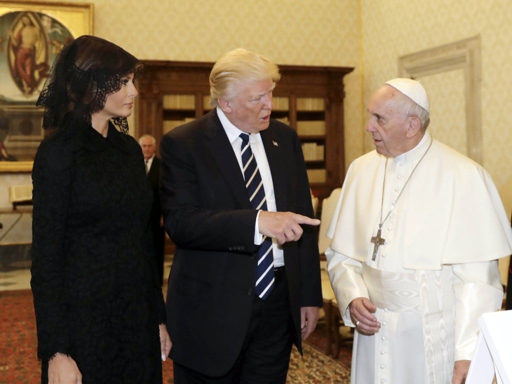 Imagen del papa Francisco durante una reunión privada con el presidente de los EE. UU. Donald Trump y su esposa Melania Trump en el Vaticano