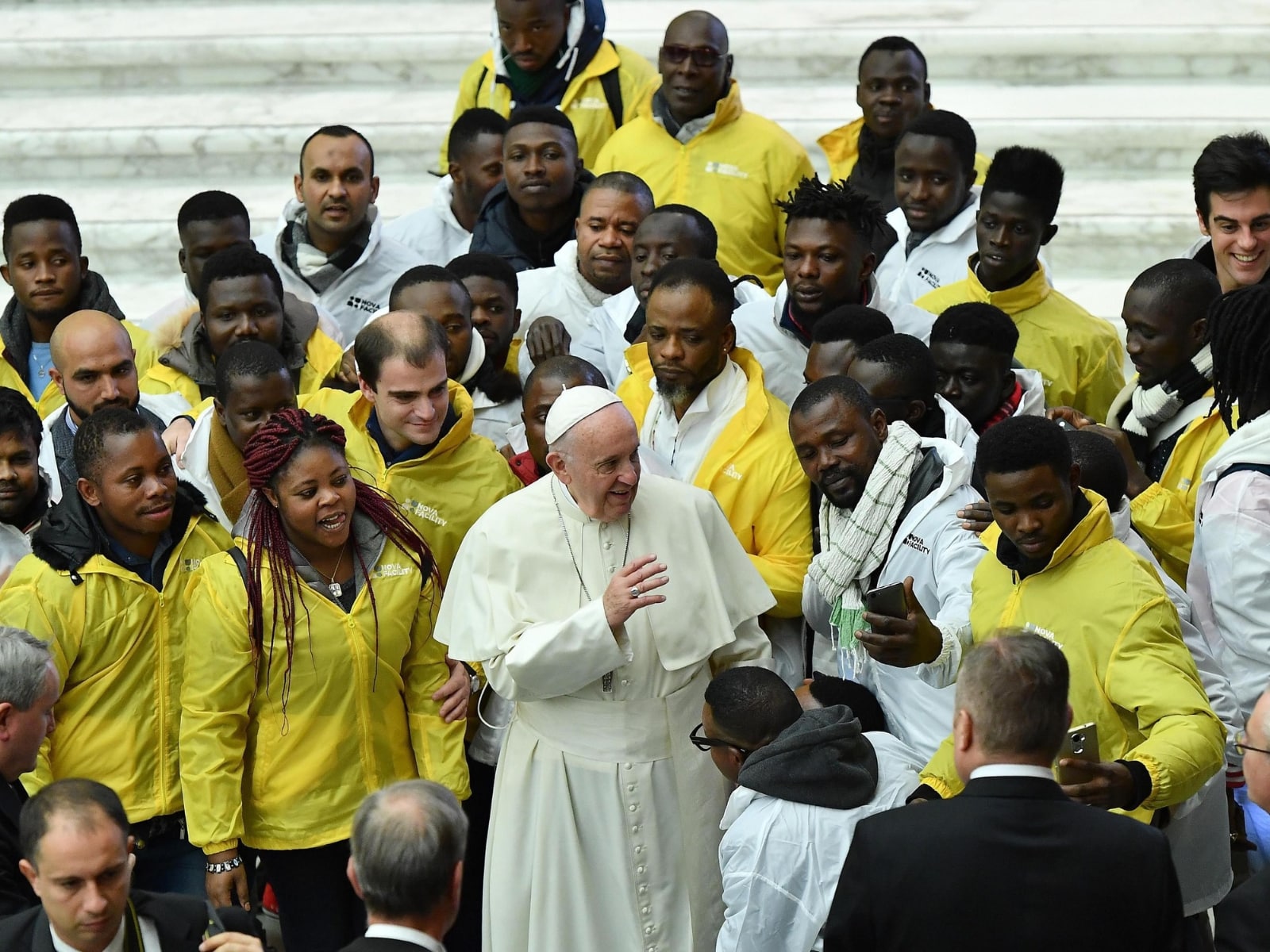 El papa Francisco (c) posa junto a migrantes durante su audiencia general de los miércoles en el Aula Pablo VI en el Vaticano, el 28 de noviembre de 2018.