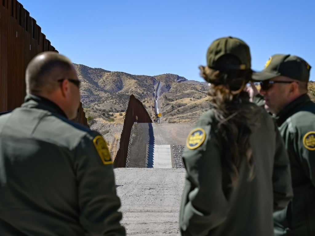 Imagen de la secretaria de Seguridad Nacional, Kristi Noem, en una visita a la frontera con México.