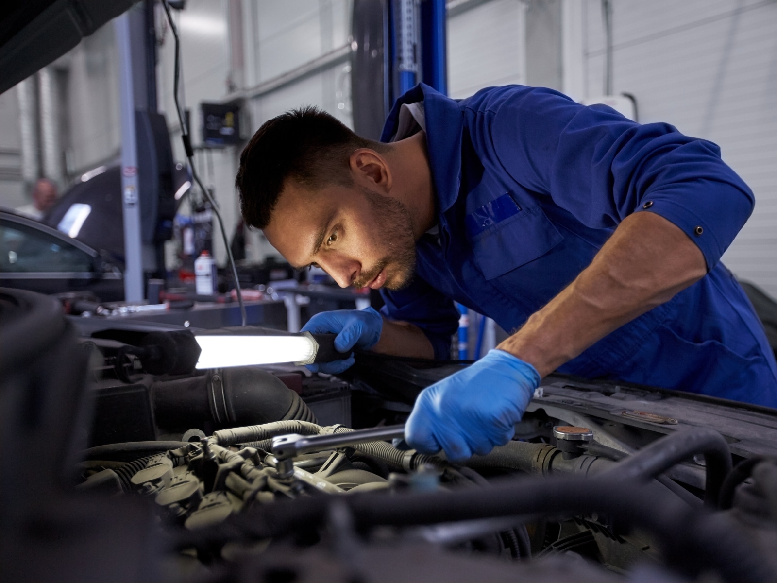 mecánico en su taller