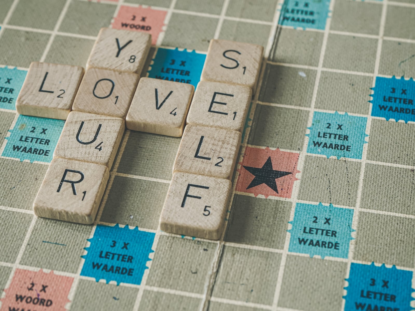 Imagen en contrapicado de Scrabble en inglés
