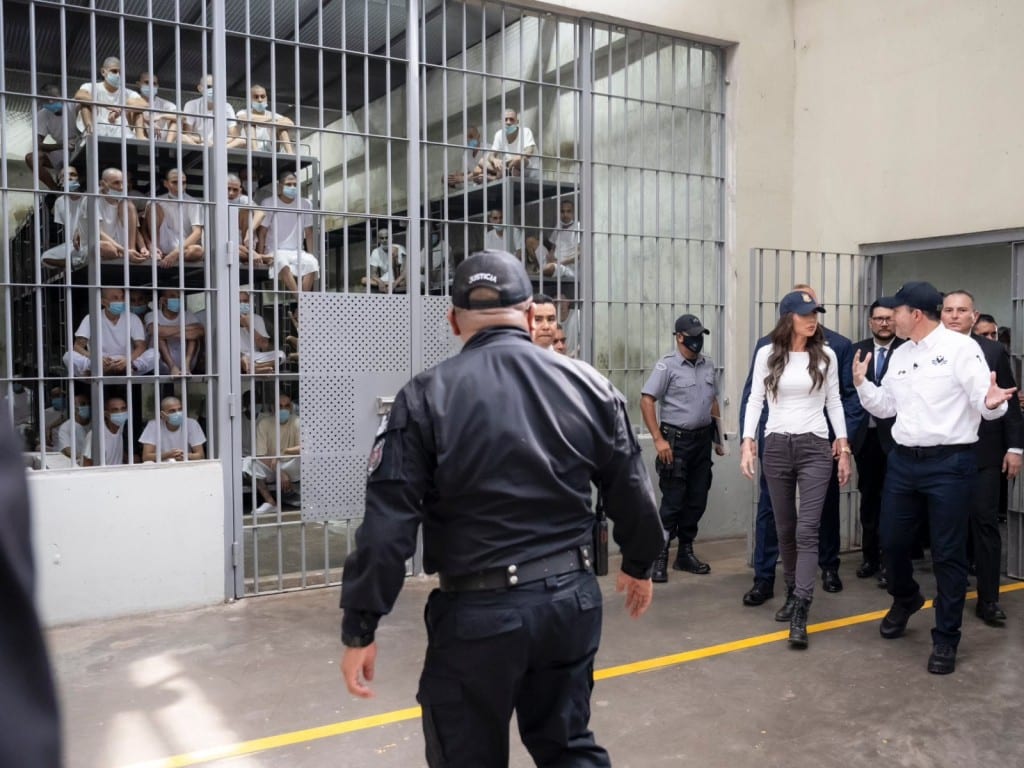 secretaria de Seguridad Nacional Kristi Noem