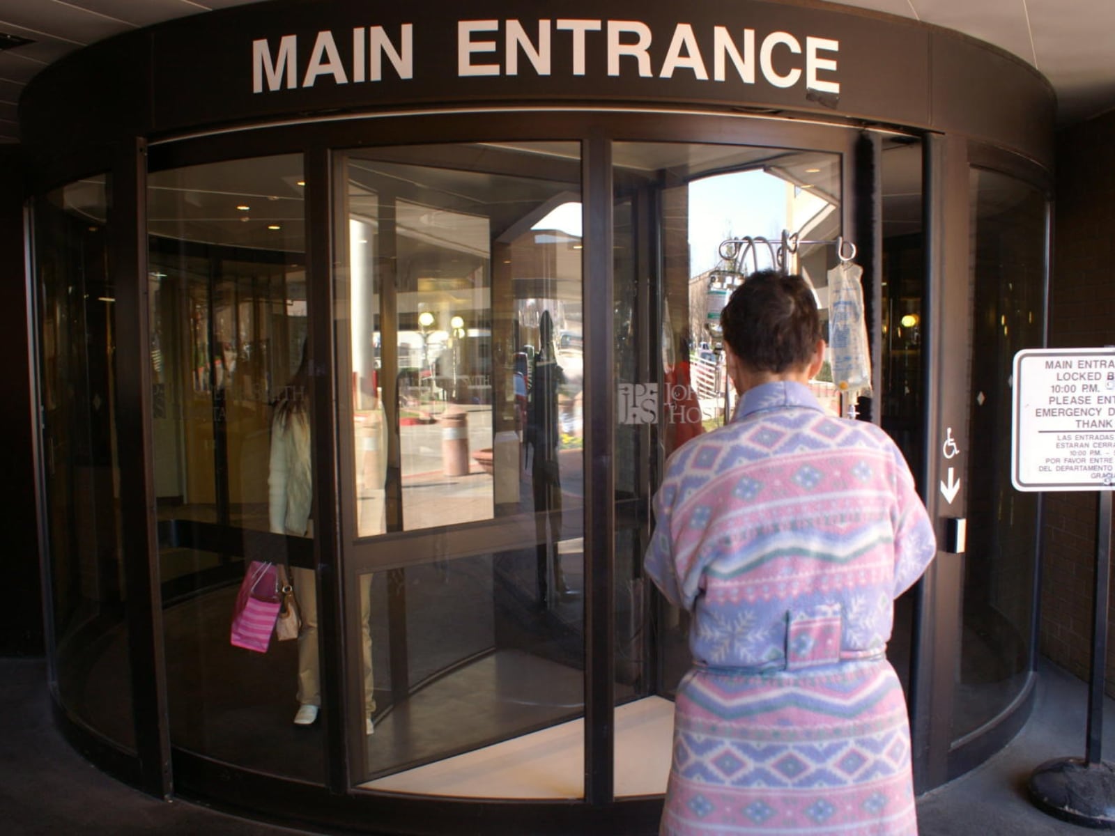 Personas ingresan y salen del hospital John Peter Smith, en Texas.