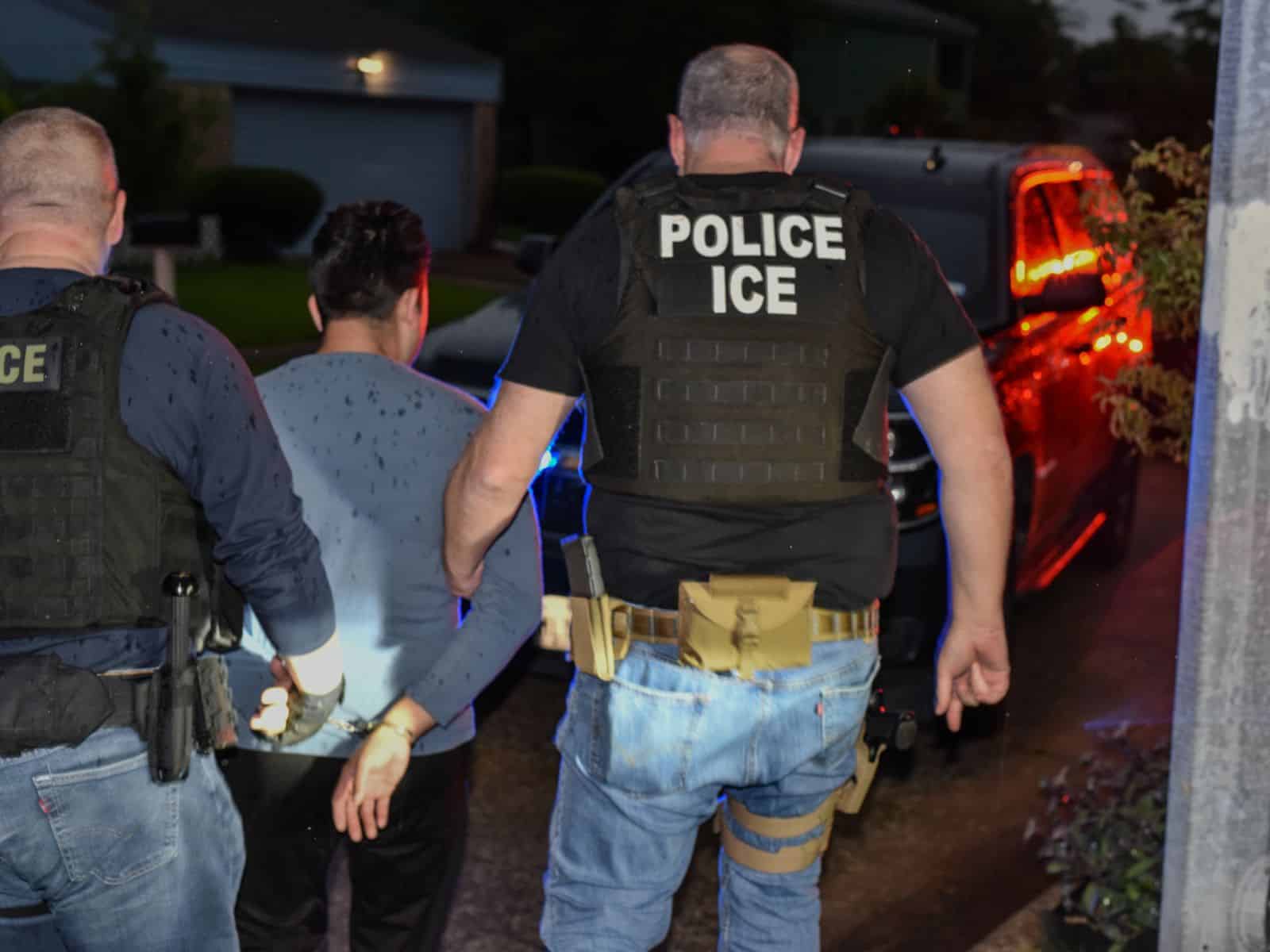 Agentes de inmigración llevan detenido a una persona