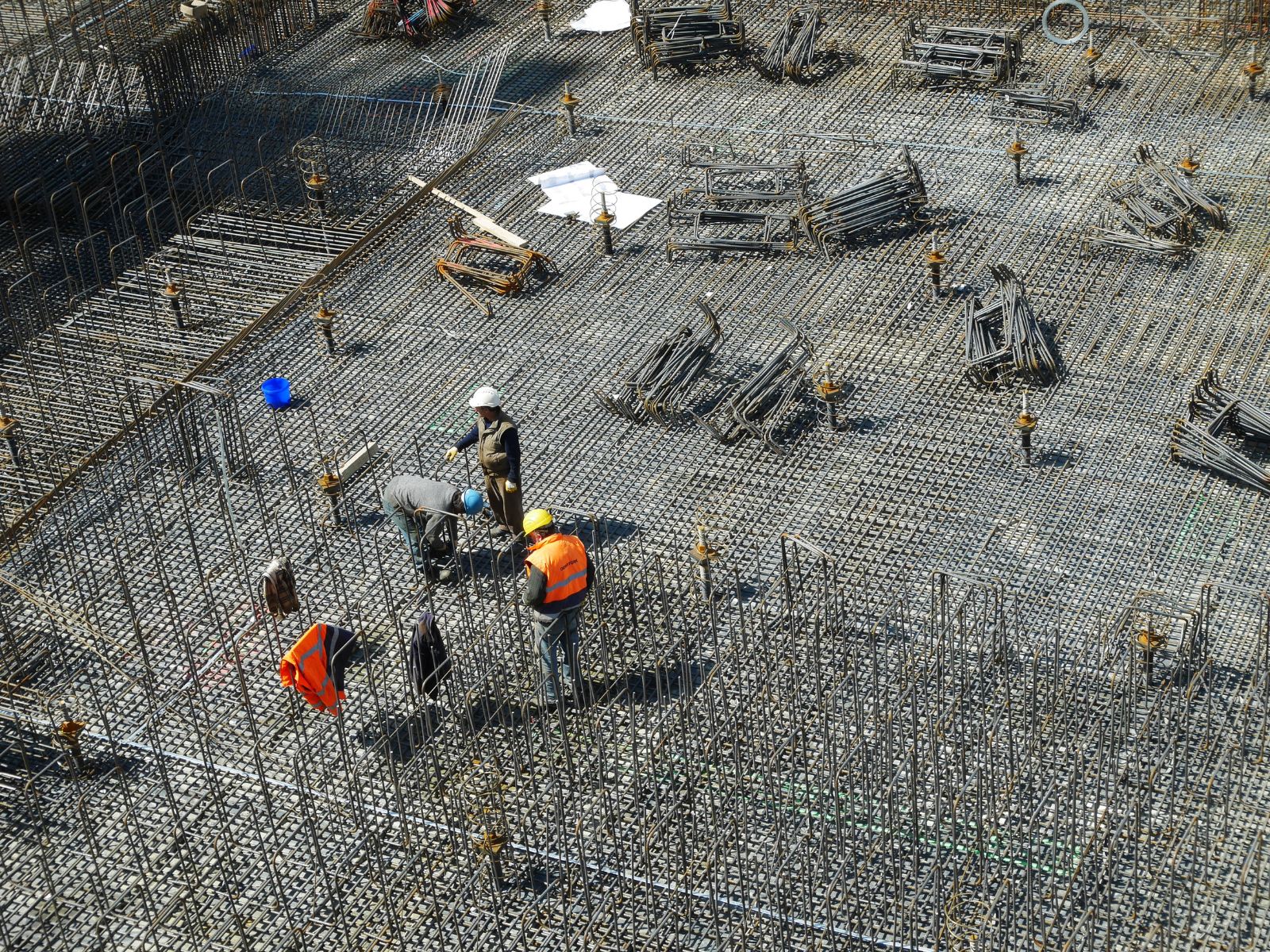 grupo de trabajadores de construcción en una obra