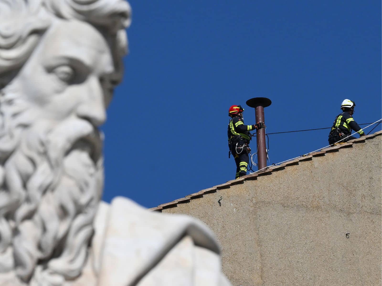 Bomberos instalan una chimenea en la capilla sixtina