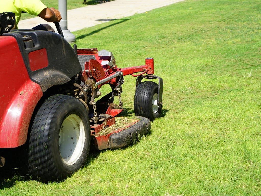 Podadora de pasto roja