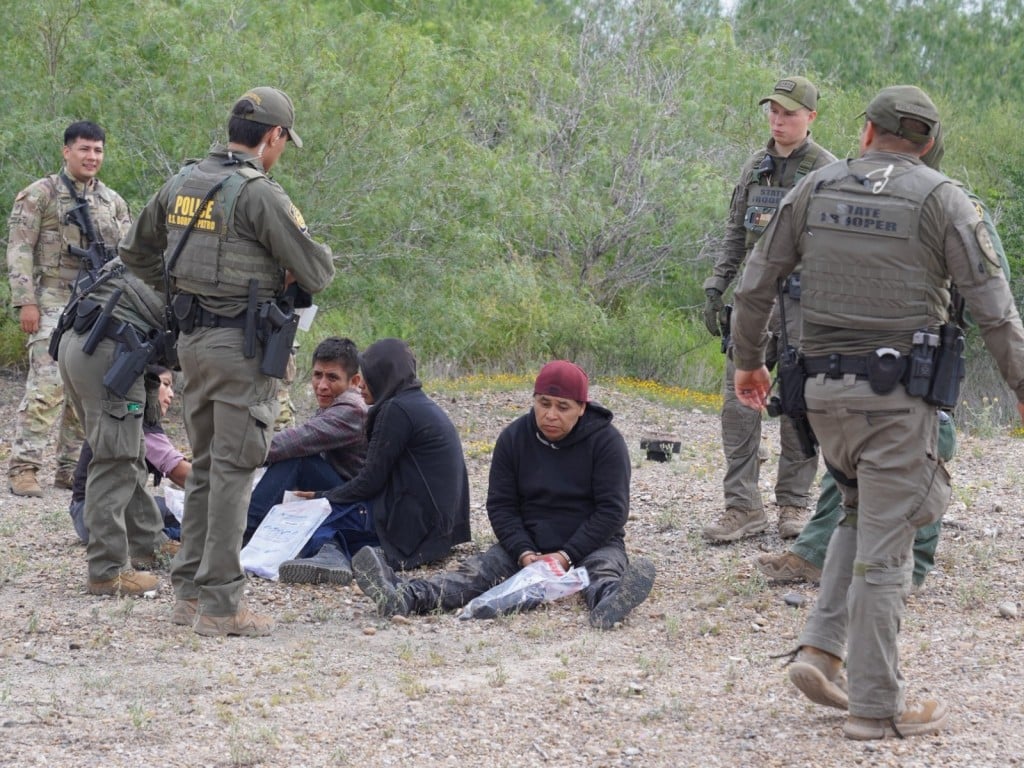 Imagen de unos inmigrantes retenidos en la frontera de entre México y EE. UU. 4 de mayo del 2025.