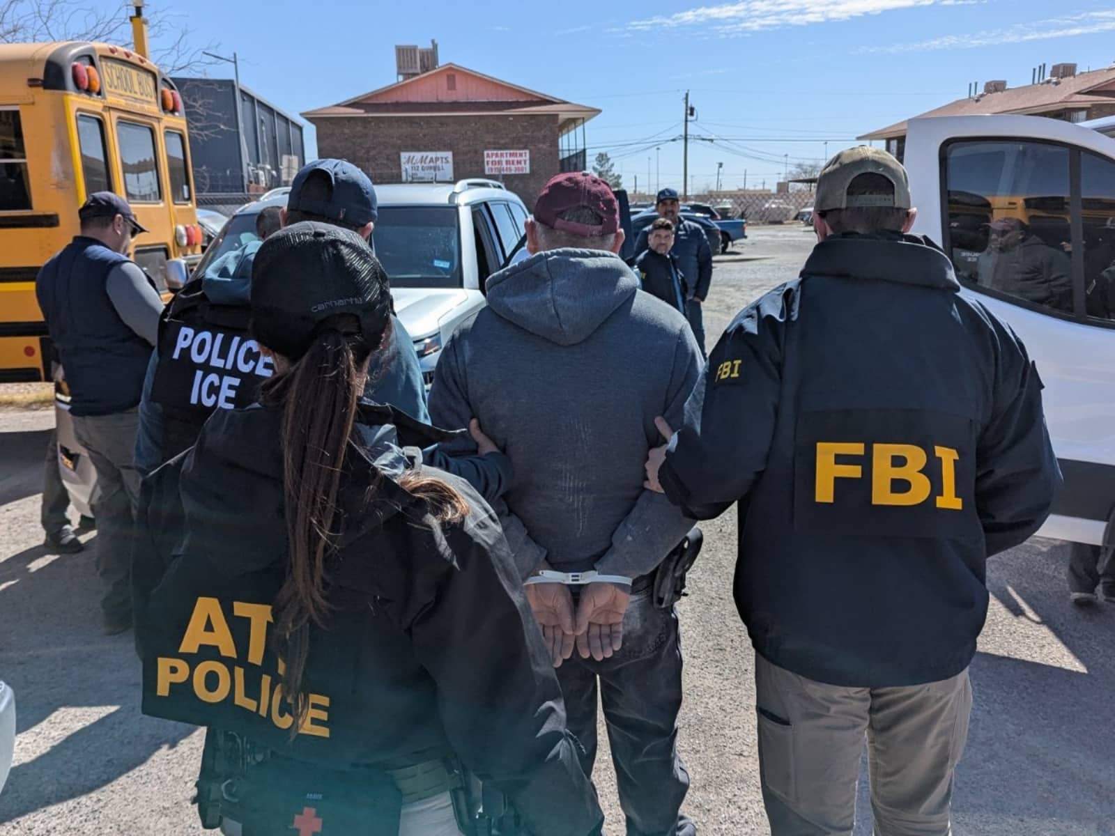 Foto del arresto de inmigrantes indocumentados por parte de ICE y otras agencias federales.