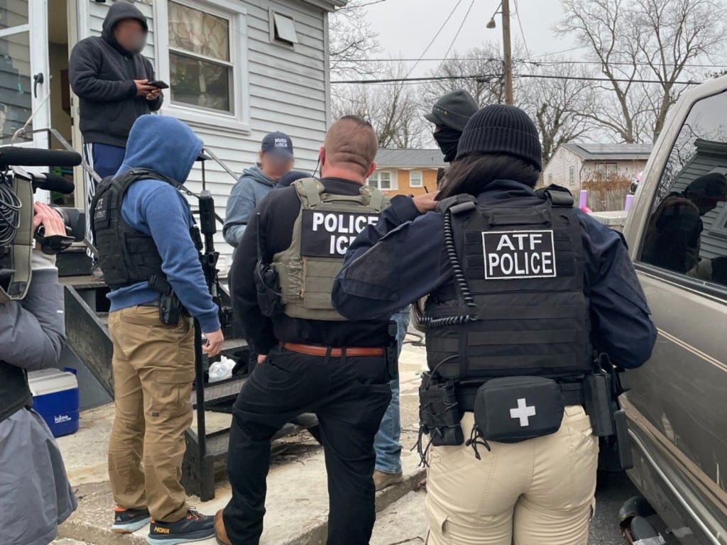 Foto que muestra el trabajo de ICE y otras agencias federales.