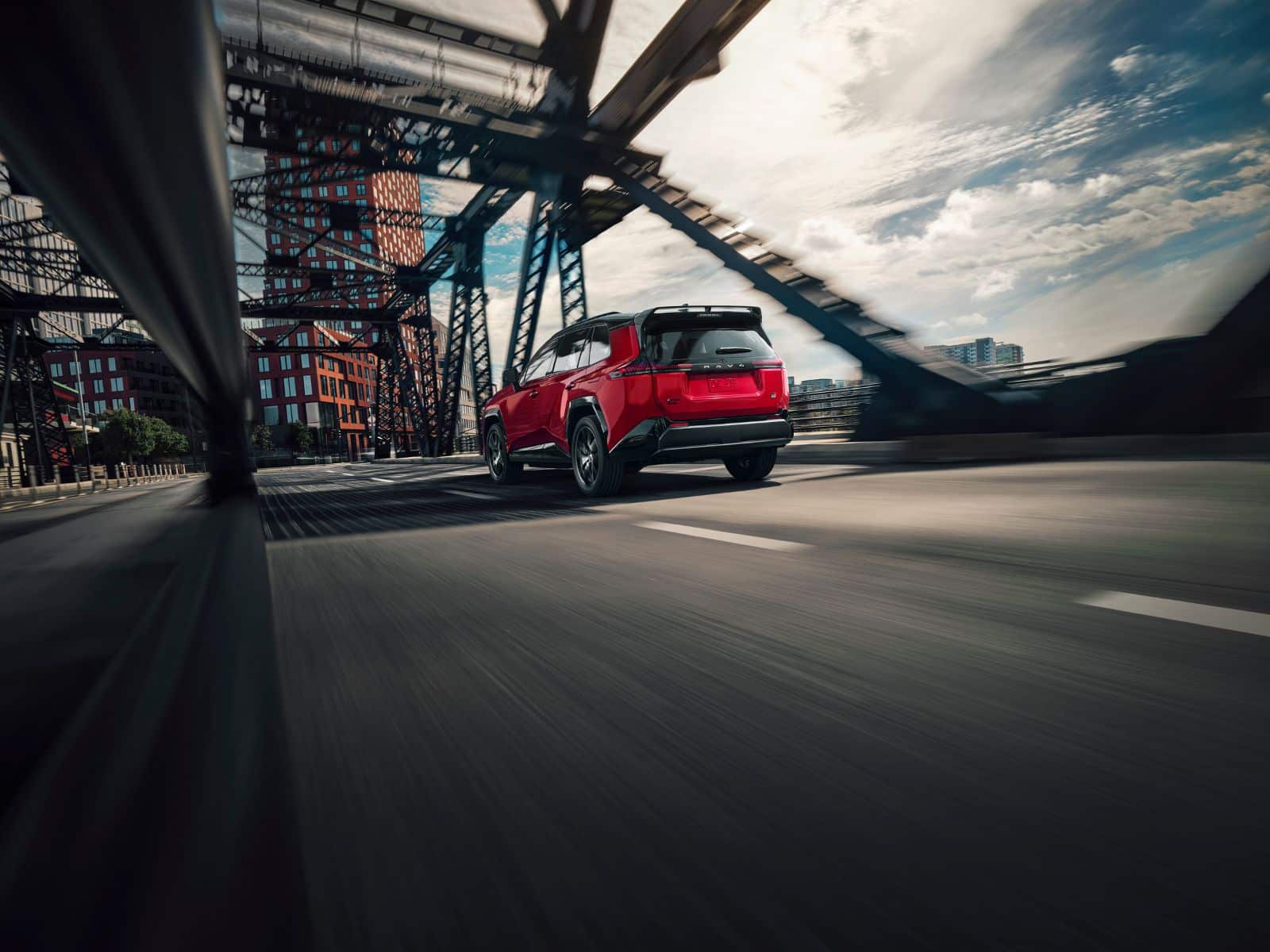 imagen de una toyota rav4 del 2026 debajo de un puente