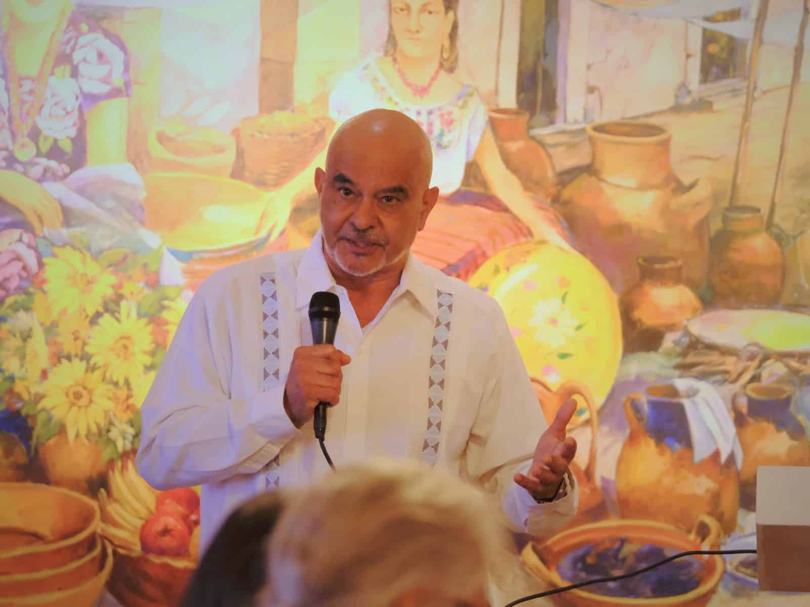 Rick Noriega se dirige a los asistentes de una reunión comunitaria