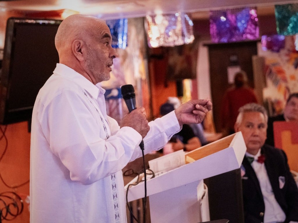 Rick Noriega se dirige a los asistentes de una reunión comunitaria